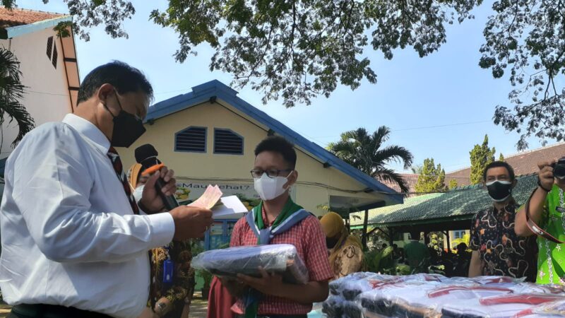 Ribuan Siswa Madiun Diberi Kain Seragam dan Ongkos Jahit, Wali Kota: Jahitnya Jangan di Luar Kota