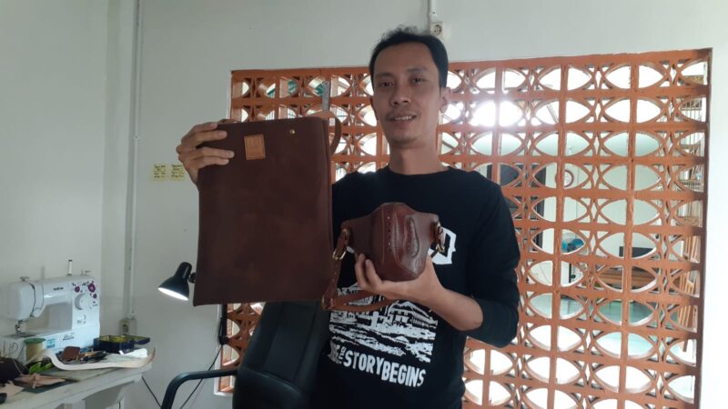 Dari Coba-Coba, Warga Madiun Ini Berhasil Ekspor Kerajinan Kulit ke Jepang Hingga Kanada (Bagian-1)