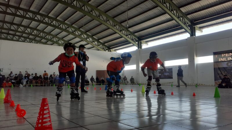 Tak Punya Sirkuit, Atlet Sepatu Roda Berlatih di Bantaran Kali Madiun