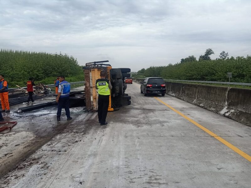 Pecah Ban, Truk Pengangkut Tiner Terbakar di Jalan Tol Madiun-Kertosono