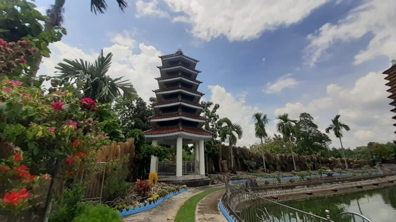 Penasaran, Pengunjung Datangi Rumah Megah Kiai Madiun yang Dilengkapi Tempat Ibadah 5 Agama