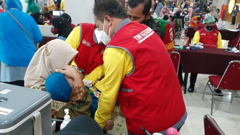 Tangis dan Tawa Warnai Pelaksanaan Vaksinasi Covid-19 Bagi Siswa PAUD di Madiun