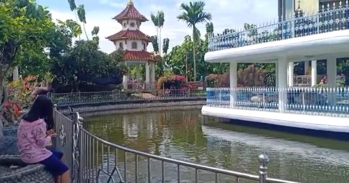 Rumah Megah Dilengkapi 5 Tempat Ibadah di Madiun Ramai Dikunjungi Wisatawan