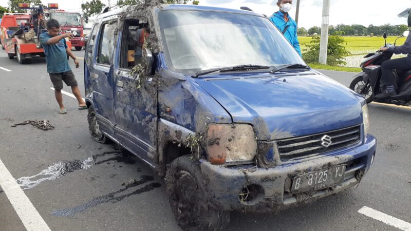 Gagal Menyalip, Mobil Ini Nyemplung di Sungai Madiun