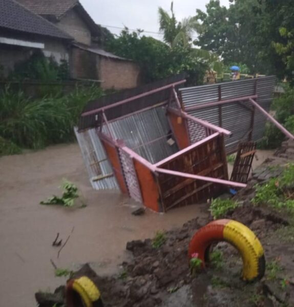 Waduh, Pos Kamling di Madiun Ambrol dan Terbawa Arus Sungai