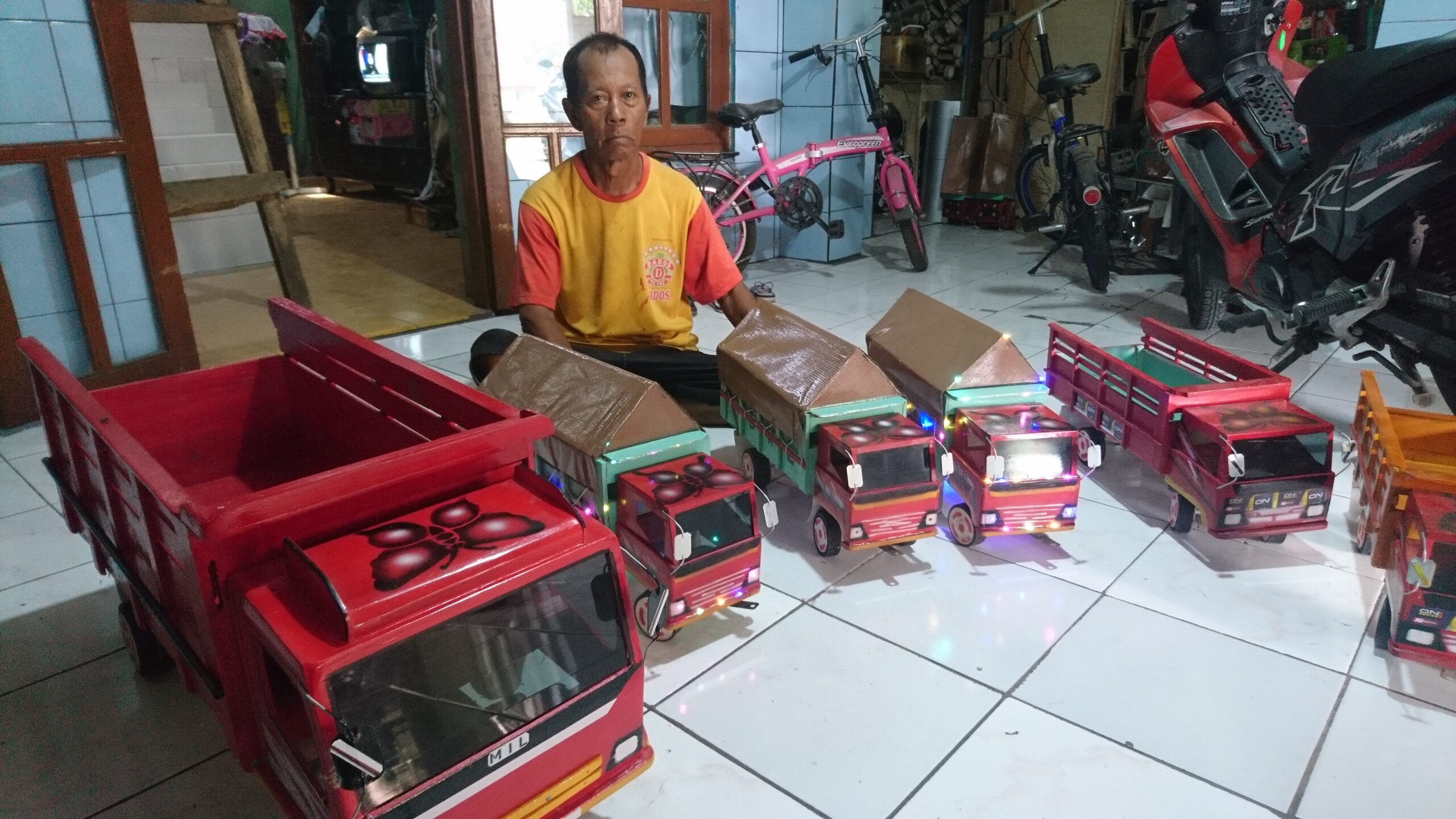 Ubah Limbah Jadi Miniatur Truk, Kakek Asal Madiun Ini Raup Omzet Jutaan Rupiah Per Bulan