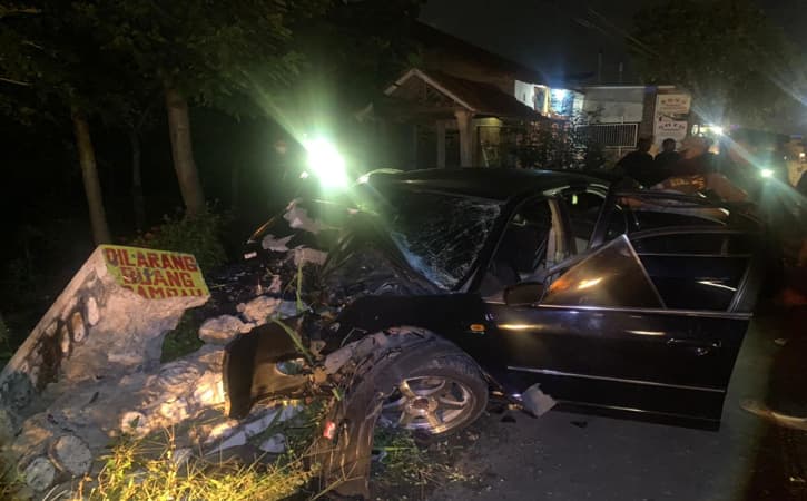 Mobil Tabrak Beton Jembatan di Madiun, 3 Orang Tewas & 2 Orang Luka-Luka