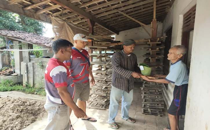 Unik, Komunitas Pemuda di Magetan Bagikan Daging Kurban Pakai Alas Genteng Winong