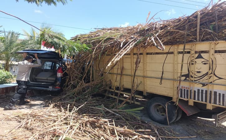 Brakk! Kecelakaan Adu Banteng Truk Pengangkut Tebu Vs Avanza di Madiun