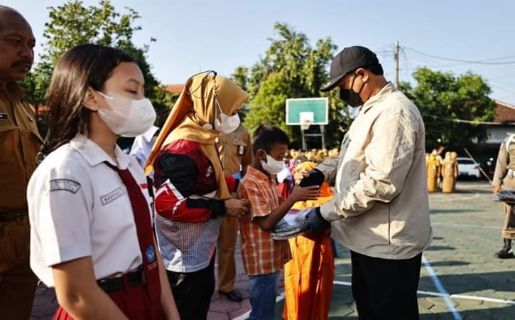 Tekan Angka Inflasi, Pemkot Madiun Beri Ribuan Murid SD & SMP Seragam Gratis dan Ongkos Jahit