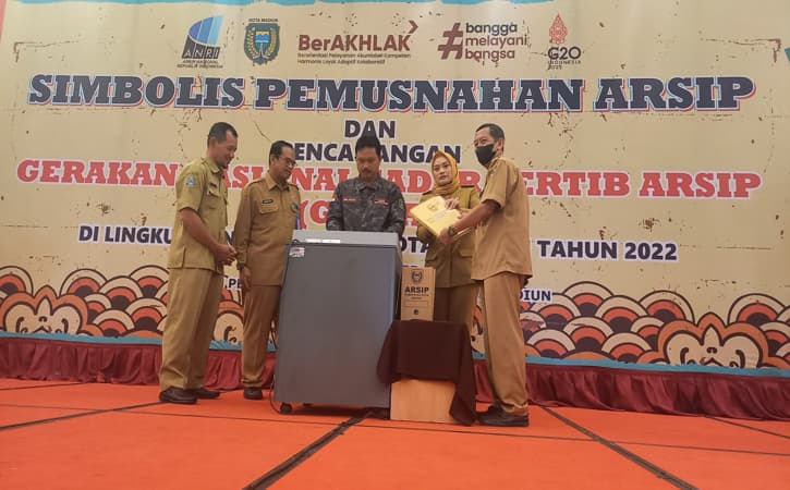 Canangkan Gerakan Nasional Sadar Tertib Arsip, Wali Kota Madiun Musnahkan Arsip Tak Terpakai