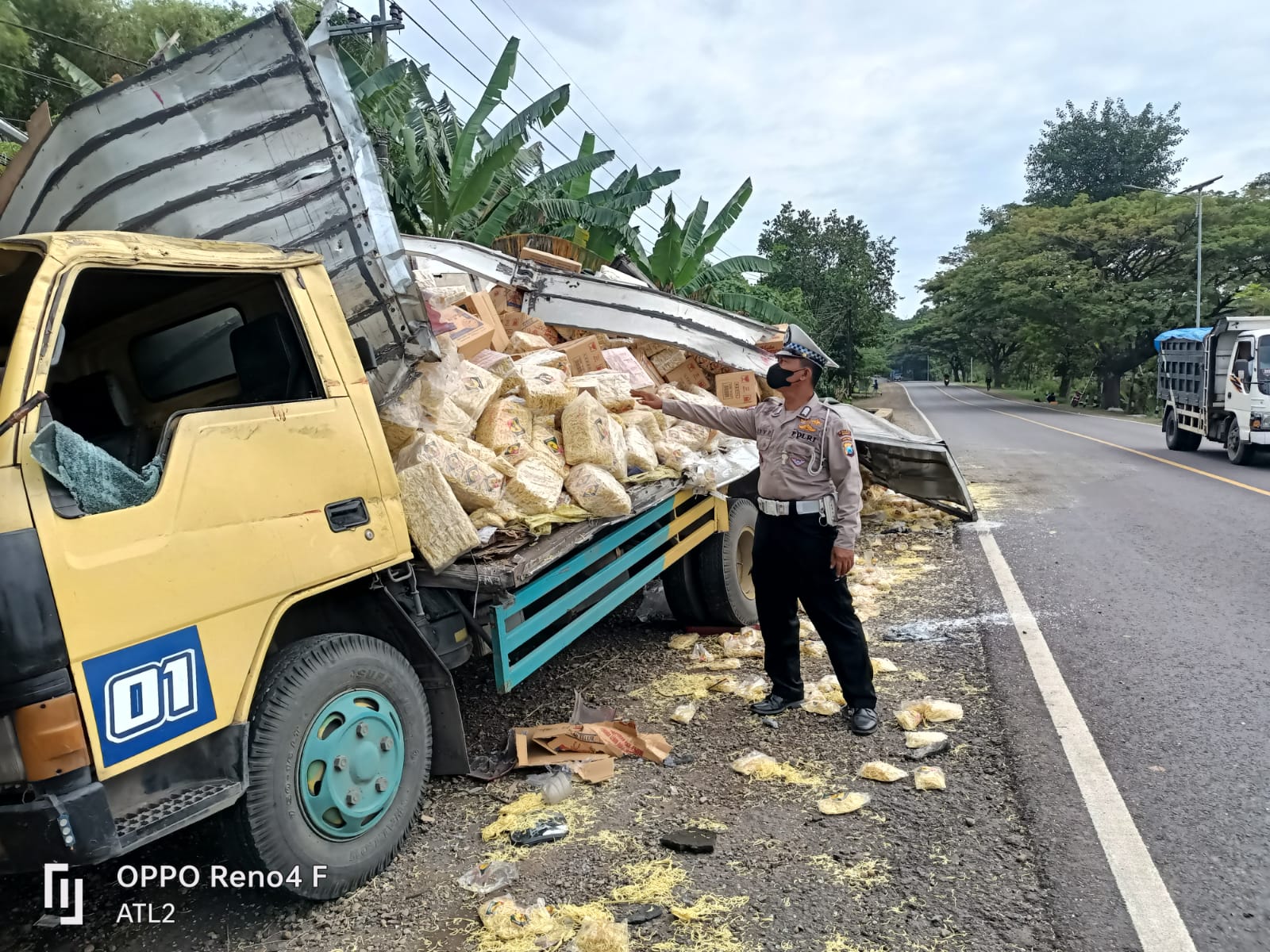 Kecelakaan Karambol Libatkan 2 Truk & 1 Minibus, Ribuan Bungkus Mi Berhamburan di Jalan