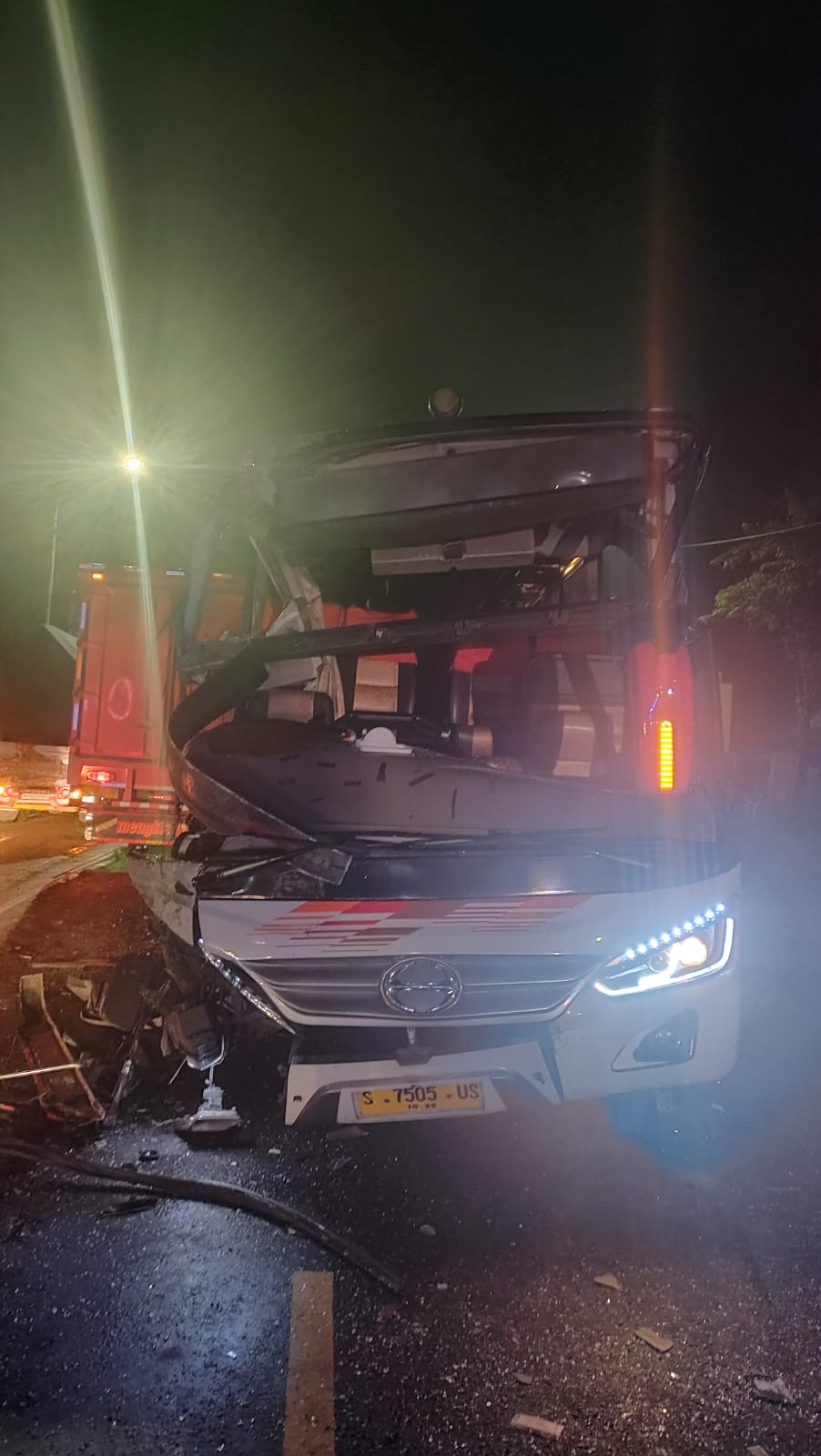 Truk Tabrakan dengan Bus Eka di Madiun, Sopir Truk Meninggal & 2 Penumpang Luka-Luka