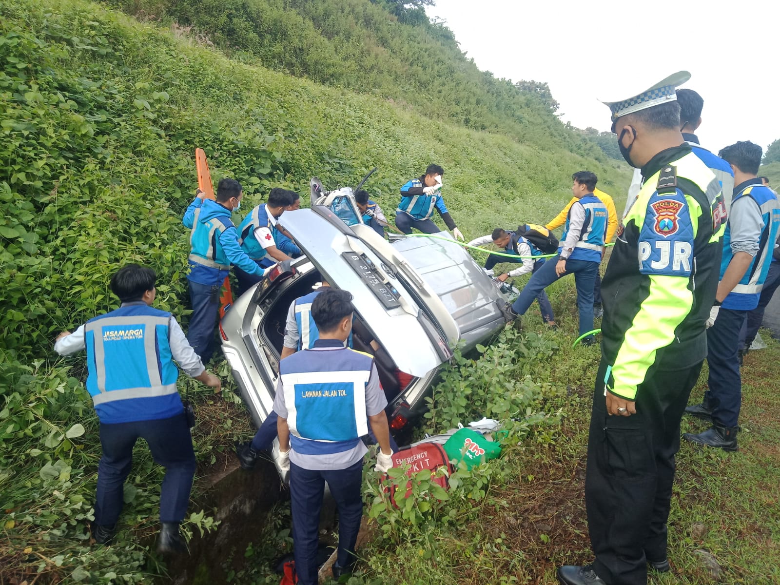 Innova Tabrak Truk Tronton di Tol Madiun, Satu Keluarga Asal Bali Alami Luka-Luka