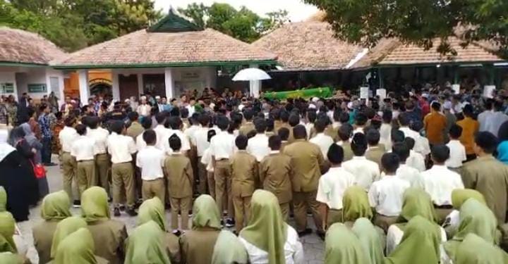 Ulama Madiun Kiai Makruf Nawawi Meningga, Ribuan Orang Iringi Pemakaman di Sewulan Madiun