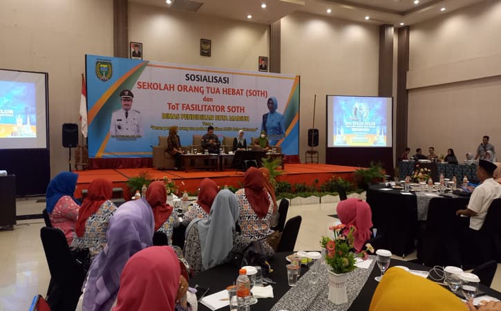 Berikan Materi Parenting, Wali Kota Madiun: Pendidikan Anak Investasi Tak Ternilai