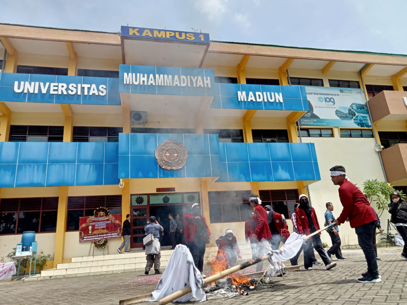 Puluhan Mahasiswa Unmuh Madiun Gelar Aksi Demonstrasi, Tuntut Rektor Mundur