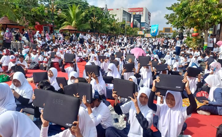 Bagikan 9.400 Chromebook ke Pelajar SD & SMP, Pemkot Madiun Pecahkan Rekor MURI