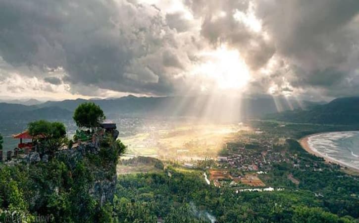 Sentono Gentong, Tempat Terbaik Menikmati Pacitan dari Atas Bukit