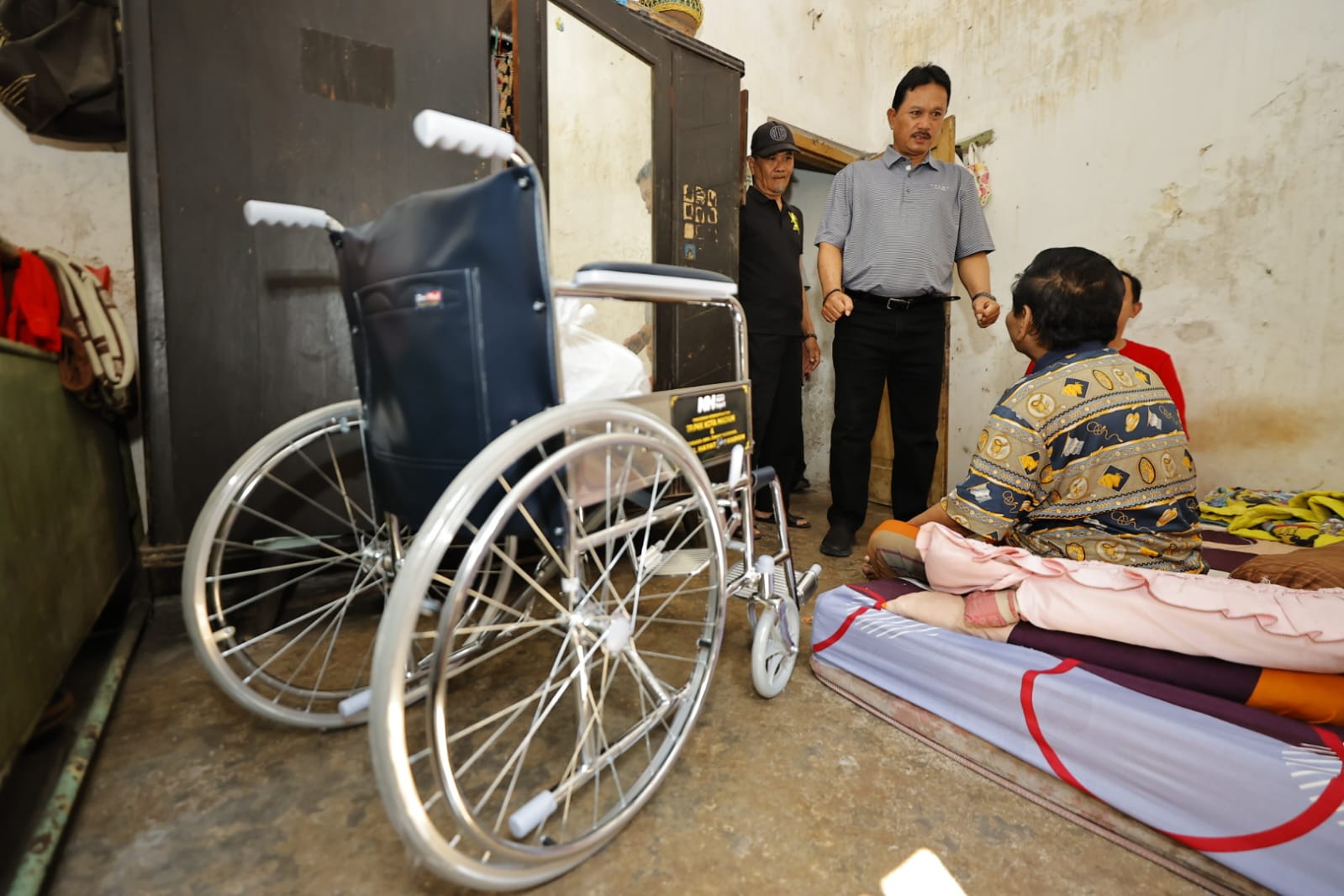 Bentuk Perhatian kepada Warga Lansia, Wali Kota Madiun Bagikan Kursi Roda