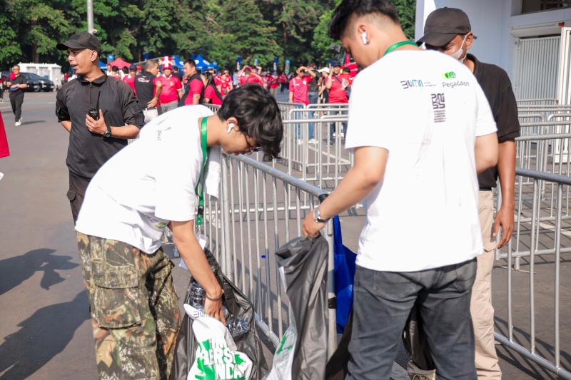 Indonesia vs Irak Usai, Pegadaian-Pencinta Sepak Bola Bersihkan 728 kg Sampah di Stadion