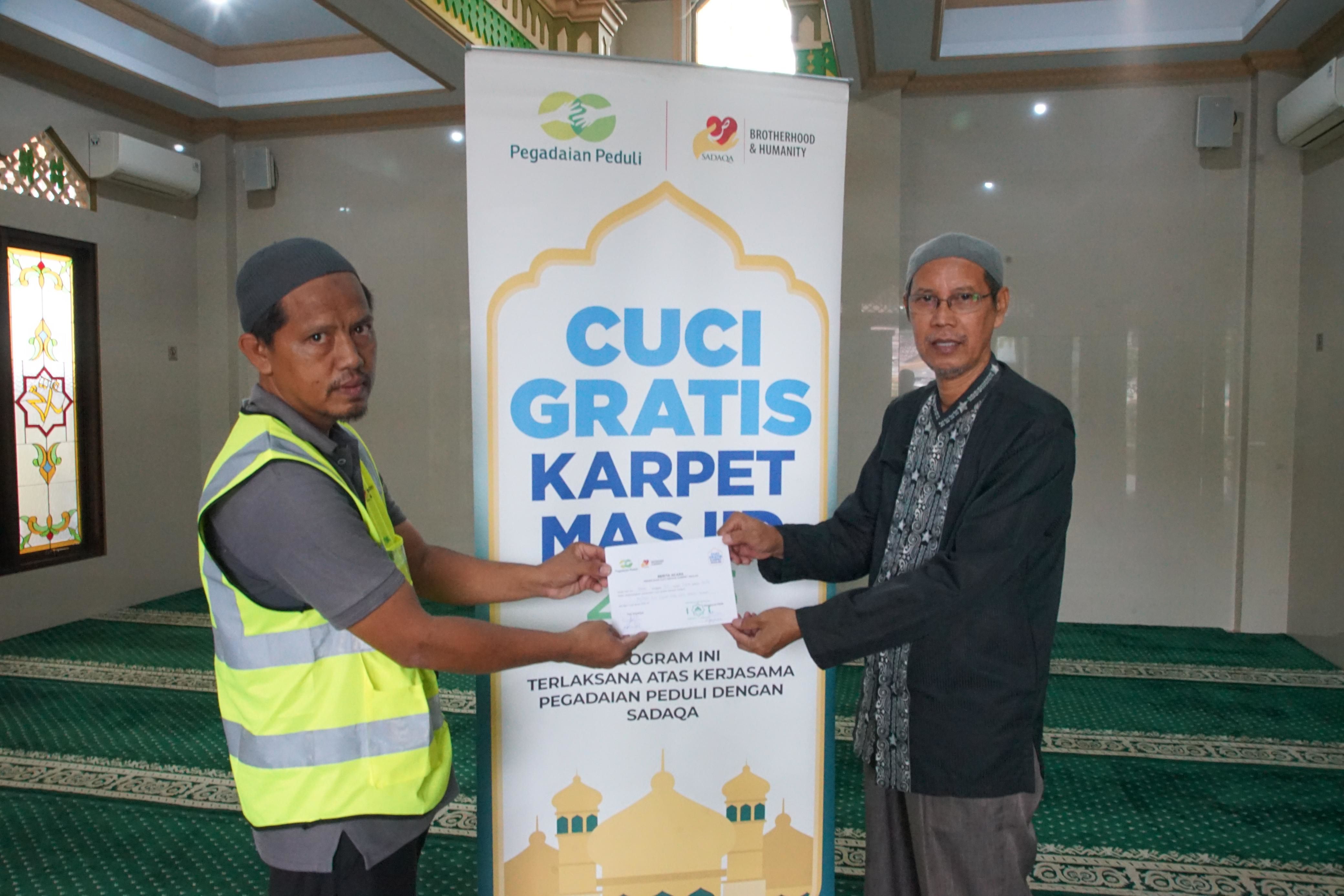 Pegadaian Peduli Bersihkan Karpet di 50  Masjid
