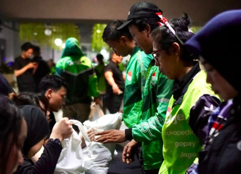Semangat MengEMASkan Indonesia, Pegadaian Salurkan 1.000 Paket Sembako untuk Pengemudi Ojek Online