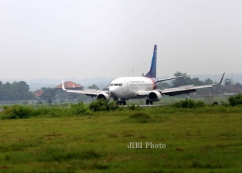 Menikmati Bakso Bakar dan Lalu Lalang Pesawat di Bandara Adi Sumarmo
