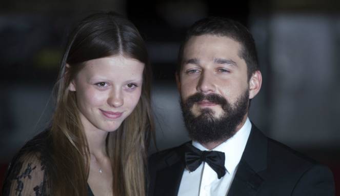 Shia LaBeouf dan Mia Goth Resmi Jadi Pasangan Suami Istri