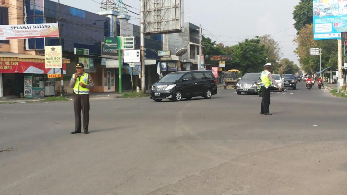INFO WARGA: “Tolong Jalan di Perempatan Colomadu Diperbaiki”