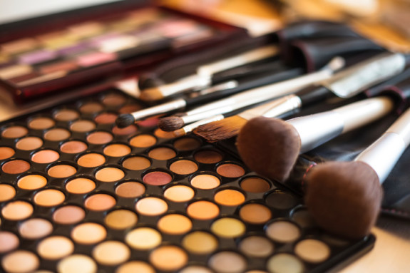 TIPS MAKE UP: Bersihkan Kuas Make Up Dengan Cara Ini