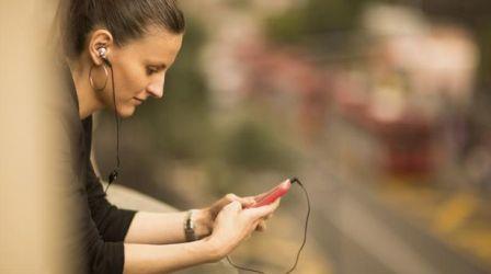 Siasat Asik Hindari Tuli Akibat Earphone