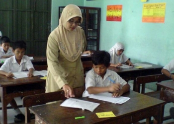 Hampir Separuh Guru SD dan SMP Berstatus Honorer