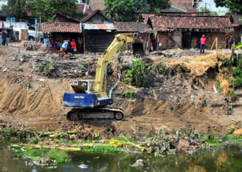 Warga Bantaran Kali Anyar Mendapatkan Penggati Pembelian Tanah Seluas 40 Meter persegi