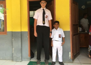 Siswa SMA Tingginya 2 Meter, Sekolah Bingung Cari Meja
