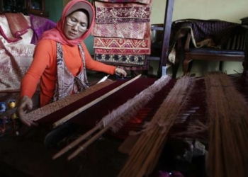 Tenun Songket untuk Fashion, Kenapa Tidak?
