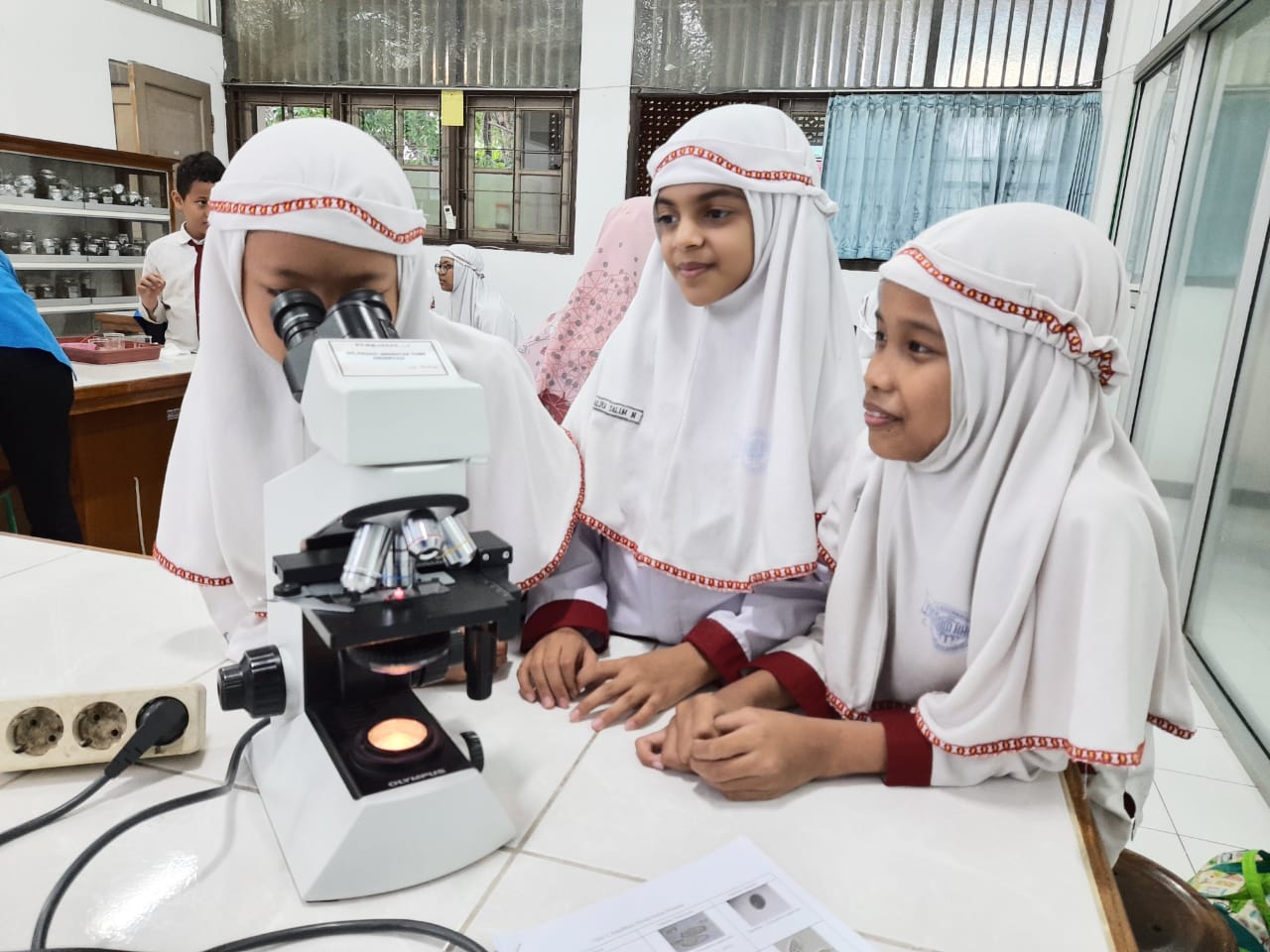 Serunya Sains Club SD Muhammadiyah PK Kunjungi Laboratorium Biologi UMS