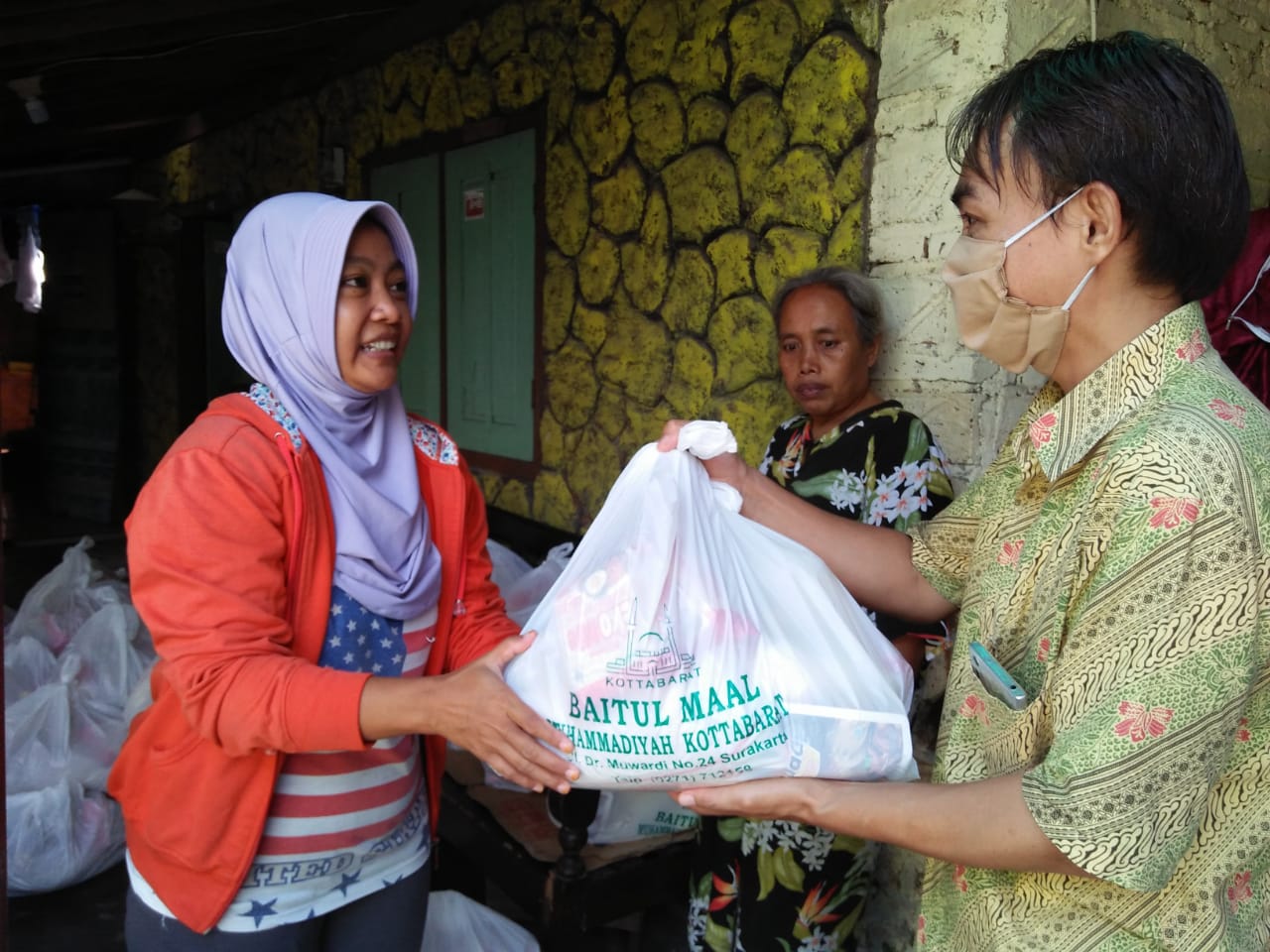 Gotong Royong Meringankan Dampak COVID-19