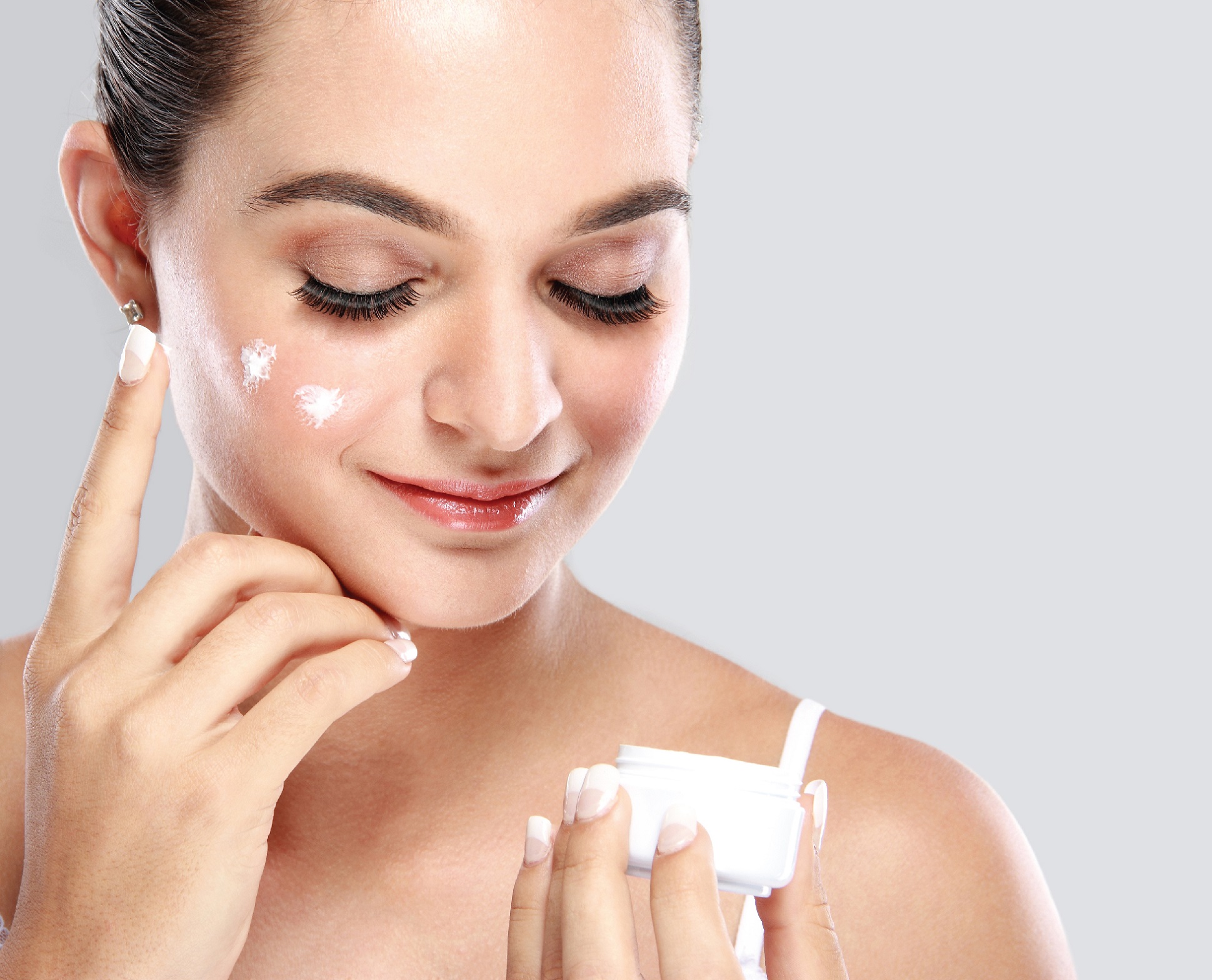 Wanita Tetap Pakai Makeup Saat Kerja di Rumah untuk Jaga Kewarasan