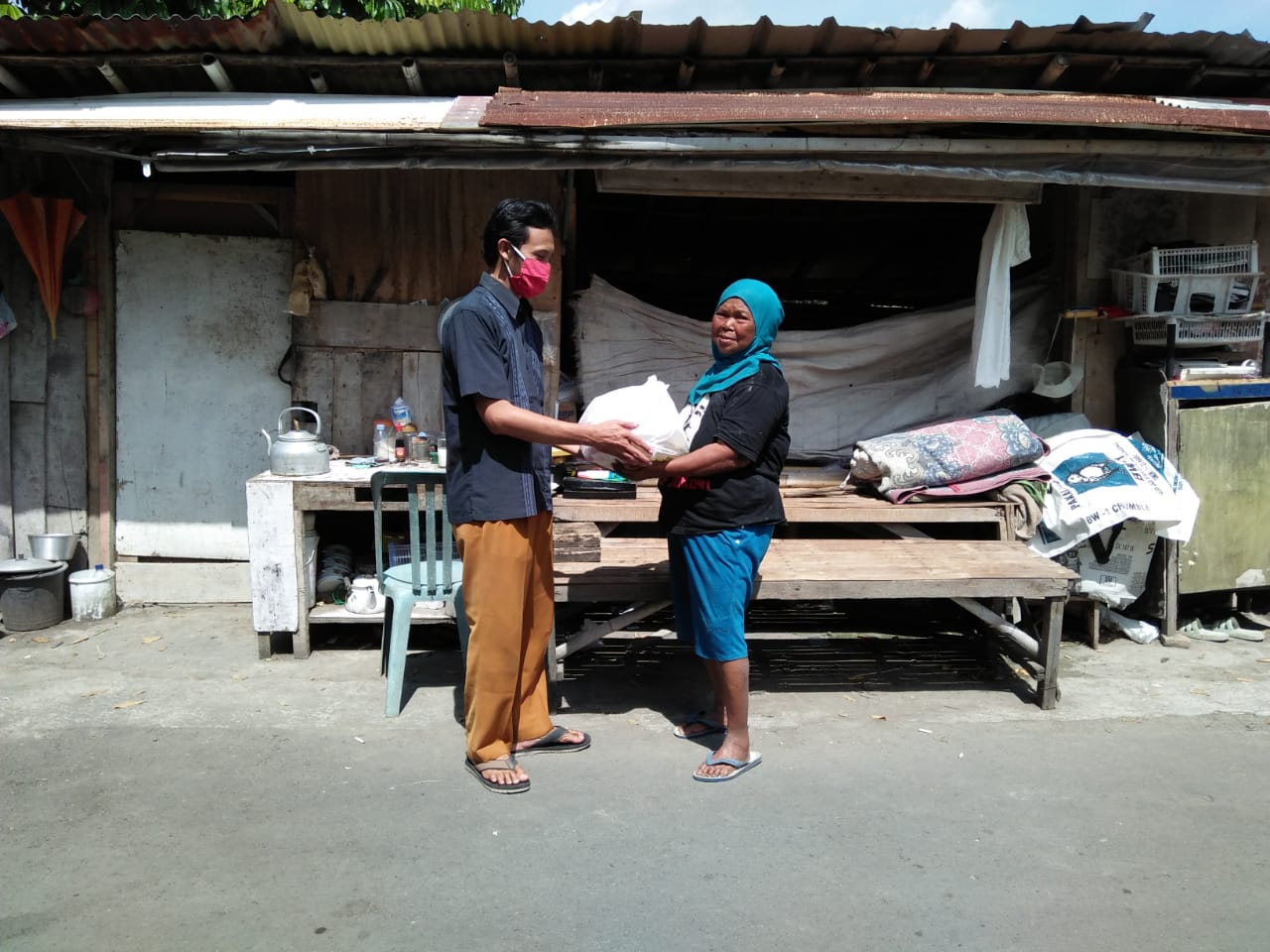 Gotong Royong Meringankan Dampak COVID-19