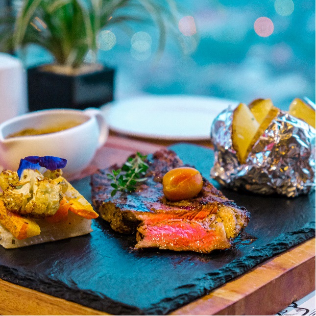 Agra Rooftop Tawarkan Menu Spesial “Steak Republic” dengan Berbagai Pilihan Daging Import yang Menggugah Selera