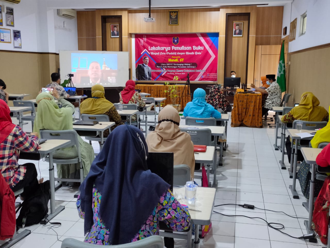 Guru Harus Produktif Menulis Buku