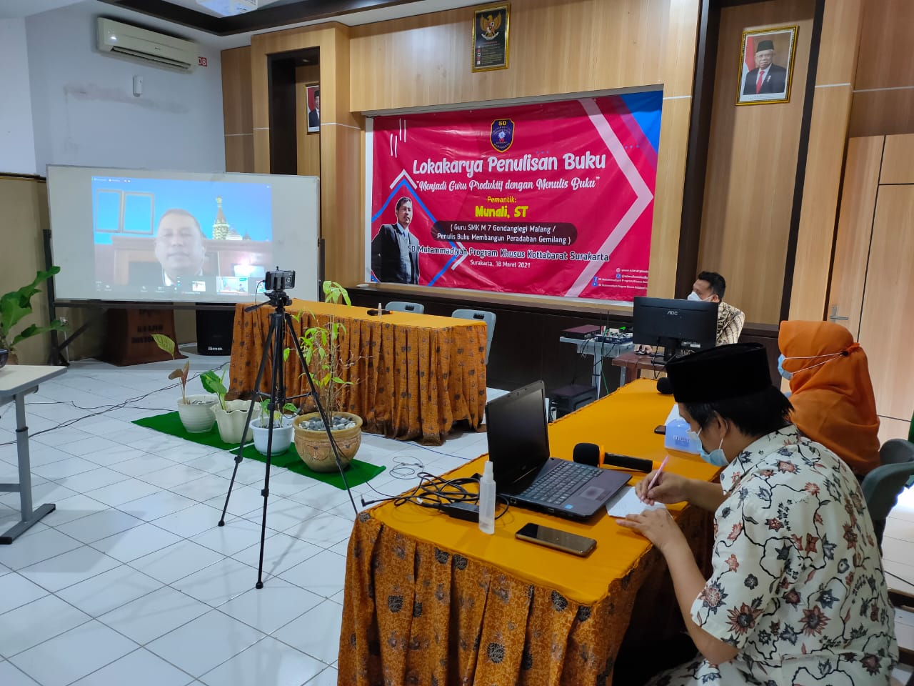 Guru Harus Produktif Menulis Buku