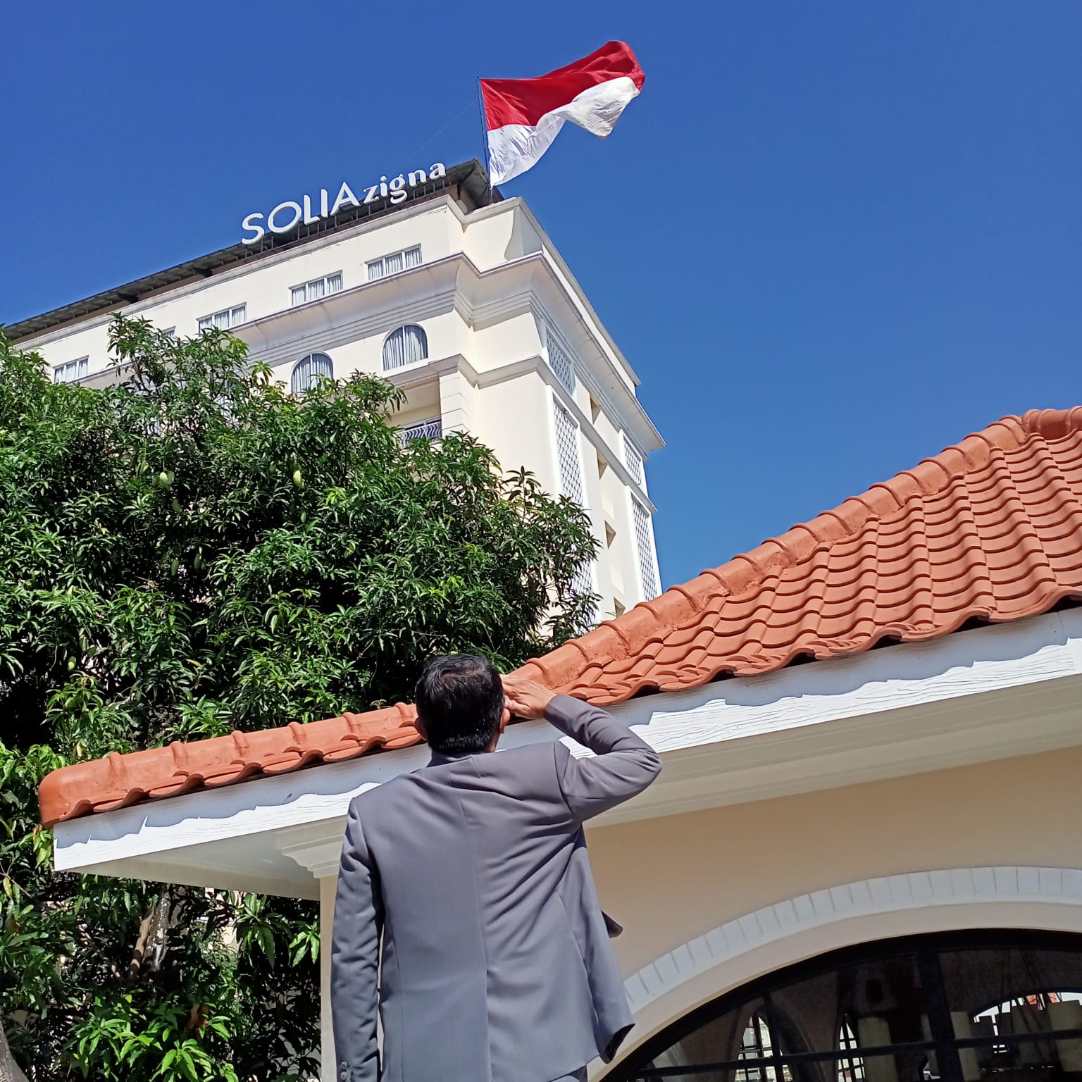Solia Zigna Kibarkan Bendera Merah Putih Raksasa