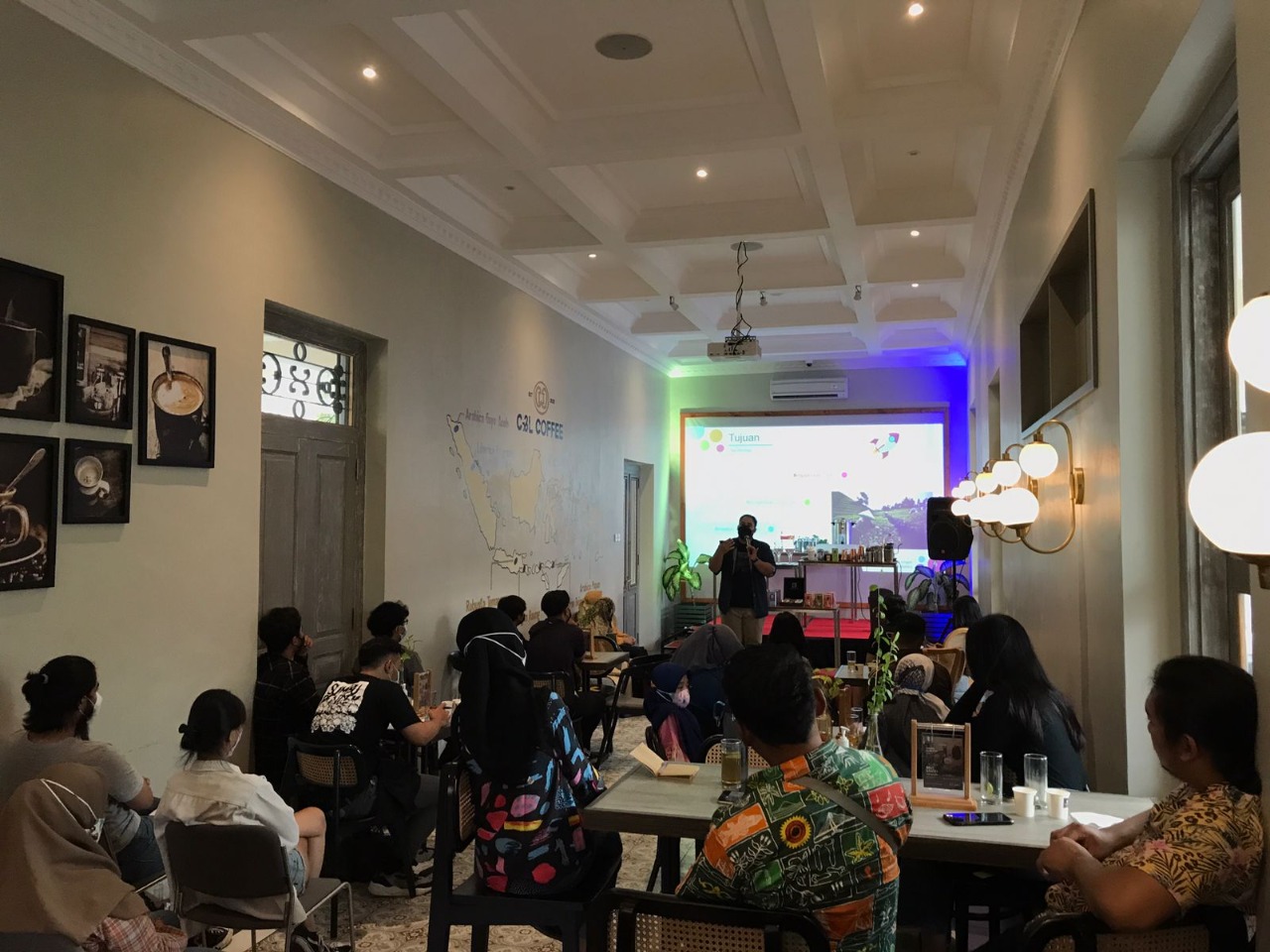 Berbagi Ilmu Tentang Teh di C&L Coffee