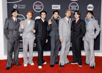 BTS, Olivia Rodrigo Rayakan Penghargaan AMA Mereka di Belakang Panggung
