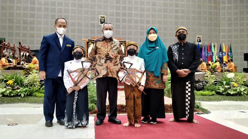 2 Dalang Cilik Meriahkan Puncak Milad ke-63 UMS