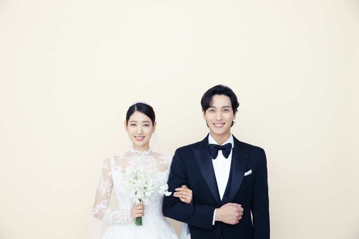 Menikah Hari Ini, Agensi Rilis Foto Pernikahan Park Shin Hye Dengan Choi Tae Joon