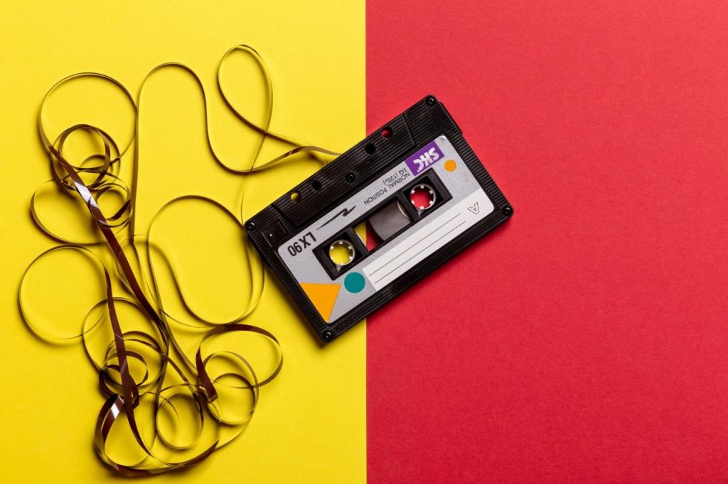 Yuk Bernostalgia dengan 5 Lagu 90-an Indonesia Terbaik Ini, Sob!