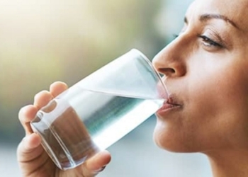 Ilustrasi minum air putih